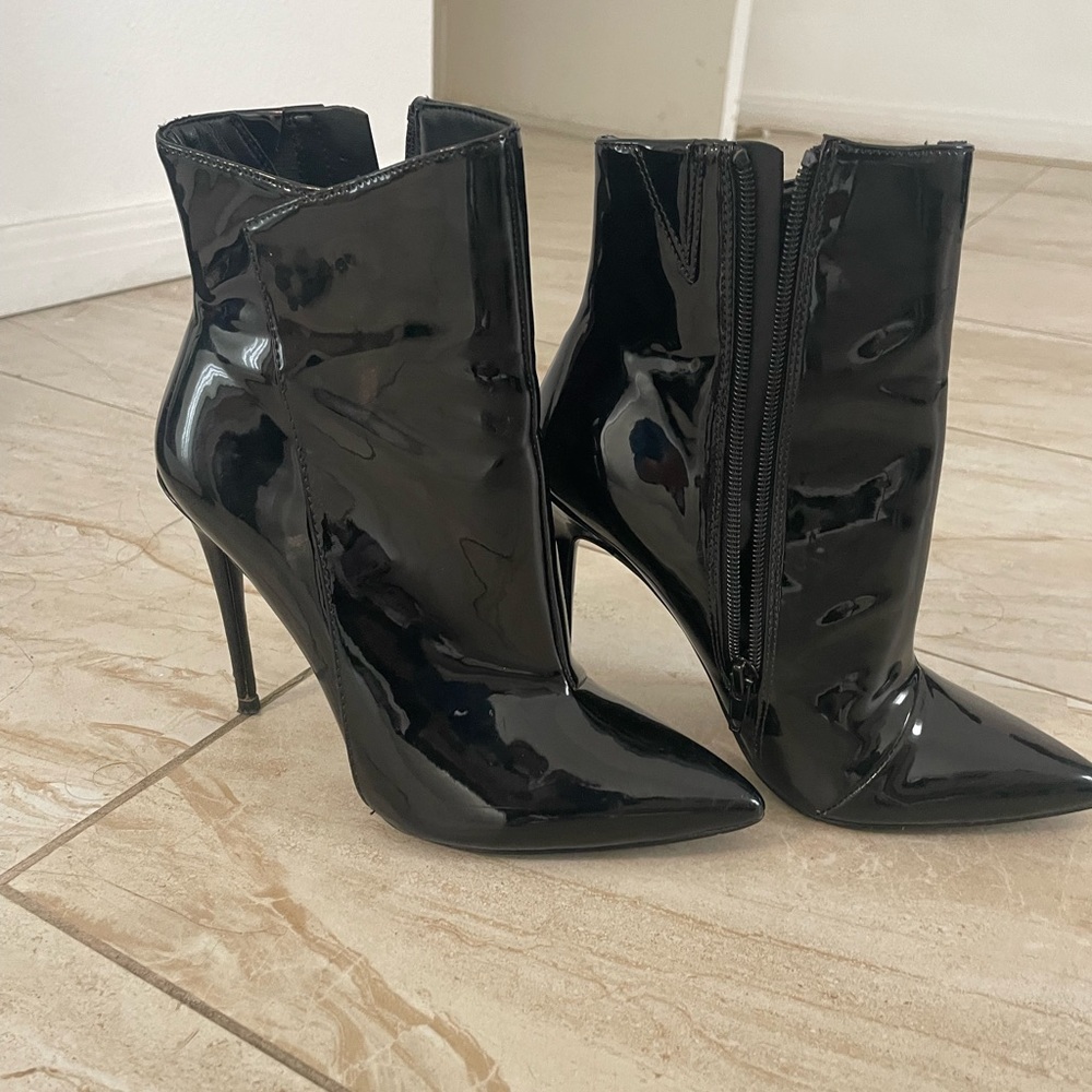 Black Aldo bootie